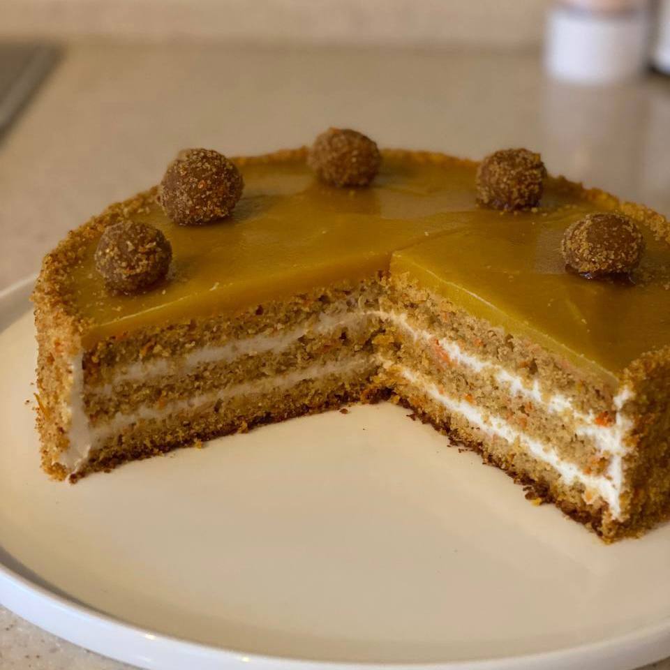 Морковный торт с карамельной заливкой в разрезе