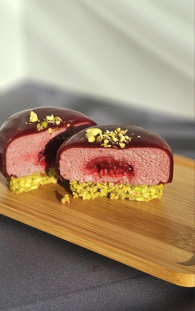 Муссовый десерт с малиной и фисташковой основой